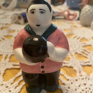 Salt shaker playing bowling